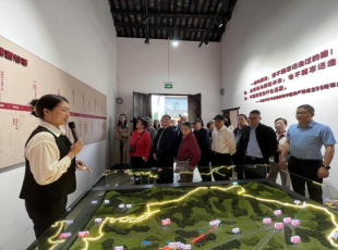 省土肥站开展“重阳送关爱・传承传帮带”活动